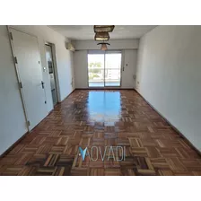 Apartamento En Alquiler En Parque Batlle De 3 Dormitorios Y Balcón Al Frente