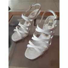 Sandalias De Cuero Blancas Con Taco Fino