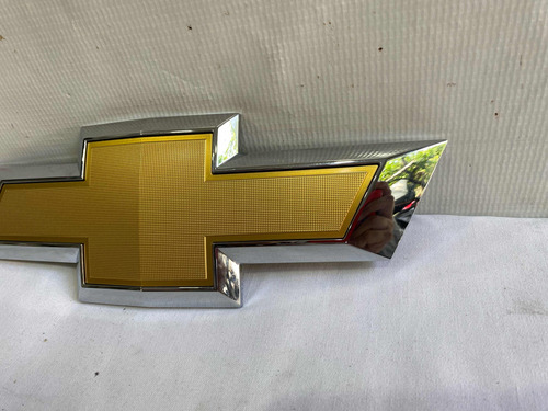 Emblema De Parrilla Chevrolet Suburban / Tahoe 2015 Al 2018 Foto 3