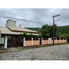Casa Confortável Em Bombinhas-zimbros-sc, A 800m Da Praia.