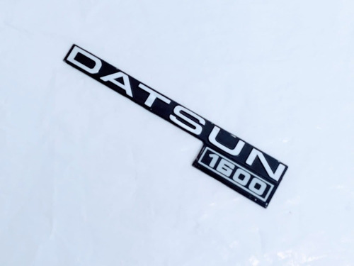 Emblema Datsun 1600 Nissan  Foto 2