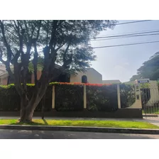 Dueño Directo Vende Esta Hermosa Casa En La Molina Vieja. Excelentemente Ubicada En Una Esquina Frente A Un Parque , A Un Paso Del Cerro Centinela Y Cc Molina Plaza.