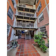 Un Lindo Apartamento En Venta En Res. Lago Ii, Madre Maria, Maracay