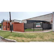 Casa En Esquina De 3 Ambientes Sobre Lote De 11,20 X 17,40, Patio Con Parrilla, Cochera Para Varios Autos, Fondo Libre Con Premoldeada De 3 Ambientes. Nuevo Valor