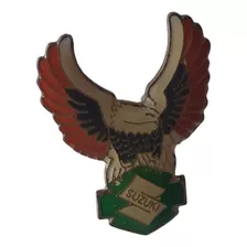 Pin Motoquero De Metal Esmaltado Suzuki Con Águila 