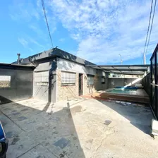 Casa En Venta En Maroñas, 2 Dorm, Garaje, Piscina, Parrillero, Portón Automático, Cerca Eléctrica, Cámaras.
