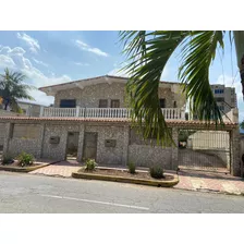 Se Vende Casa 450m2 3h+s/ 3b/ 8pe Playa Grande