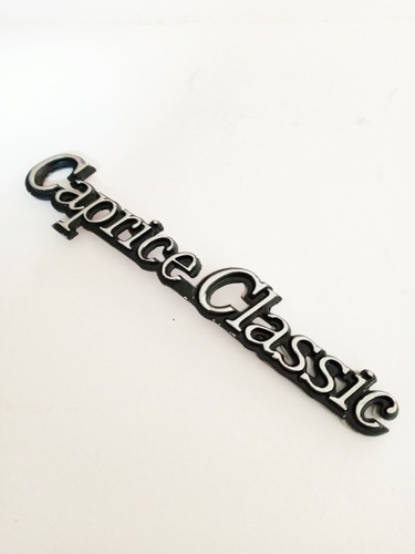 Emblema Letra Caprice Classic Chevrolet Foto 3
