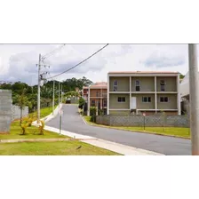 Casa Com 2 Dormitórios, 2 Banheiros, Sala, Cozinha E Quinta.