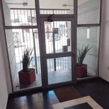 Muy Iluminado Apartamento, Tercer Piso Por Escalera, Con 4 Dormitorios Y 2 Baños Completos. Total De 74 M2