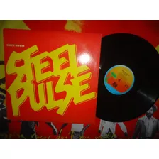 12 Steel Pulse - Don't Give In / Reggae Fever