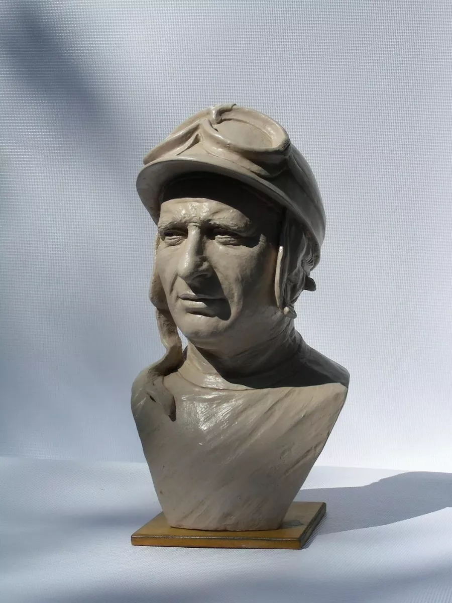 Escultura Fangio - Carlos Benavidez