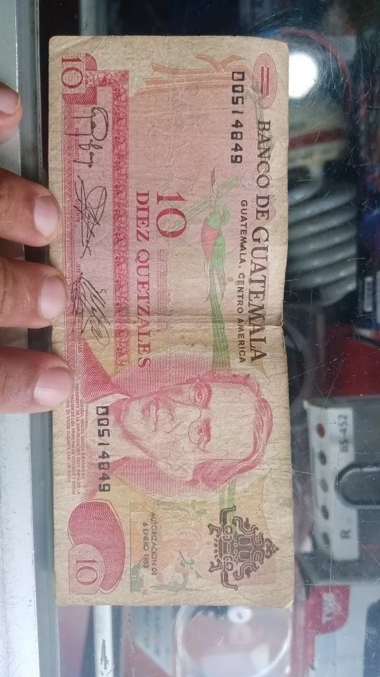 Billete De A 10 Quetzales Y De A 50 Centavos Del Año 1983