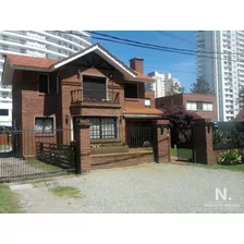 Linda Casa, Ubicada Sobre Parada 4 De Playa Mansa, Punta Del Este 