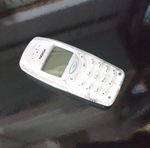 Nokia 3310: celular branco bastante popular no início dos anos 2000. Super  resistente - inquebrável, com figurinhas fofas e o f…