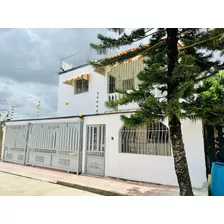 Vendo Casa De 2 Niveles En Las Charles De Gaulle En El Residencial Don Miguel, Santo Domingo Este, República Dominicana 