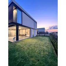 Hermosa Residencia En Venta En Lomas Del Campanario, Terreno