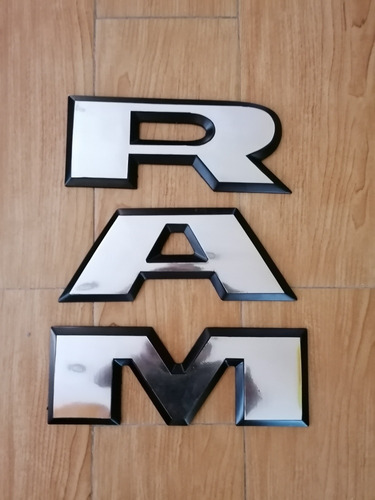 Emblema Letra Ram Rebel Tapa Trasera 2018 Cromada Filo Negro Foto 4