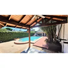 Dueño Vende - Hermosa Casa Muy Amplia Y Cómoda. Quincho Independiente, Pileta, Cochera, 6 Dormitorios, 4 Baños, Excelente Ubicacion, Zona Segura Y Mucho Mas.