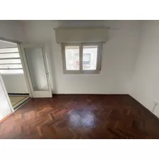 Apartamento En Alquiler La Comercial 1 Dormitorio Primer Piso Por Escalera Al Frente Ambientes Amplios 