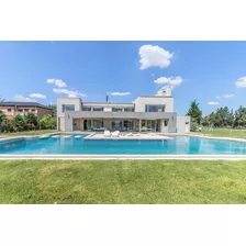 Venta De Casa De Categoría 6 Ambientes, Parque Y Piscina En Club De Campo Las Cañuelas.