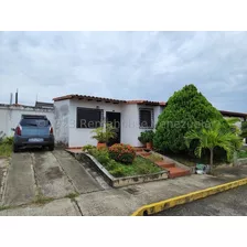 Renta House Vip Group Casas En Venta En Cabudare Lara Ubicado En La Piedad Norte Perfectas Condiciones. 7. Consta De 2 Habitaciones, La Principa Con Baño, 3 Aires Acondiconados.