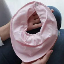 Babador Bandana Impermeável Com Regulagem Malha Liso Cor Rosa Bebê