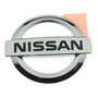 Emblema Parrilla Gris C/blanco Nissan Versa 2016