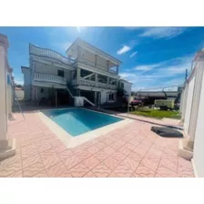 Venta De Mansión Con Piscina Y 784mts En San Isidro