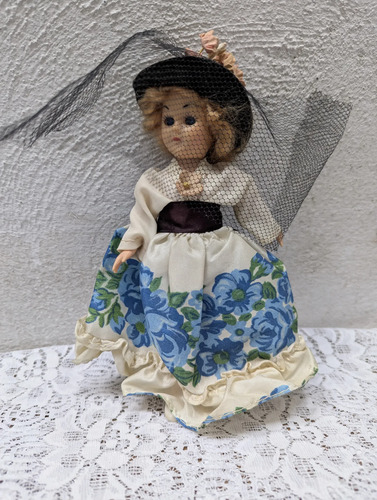 Muñeca Antigua Con Vestido Floral Y Sombrero Con Velo