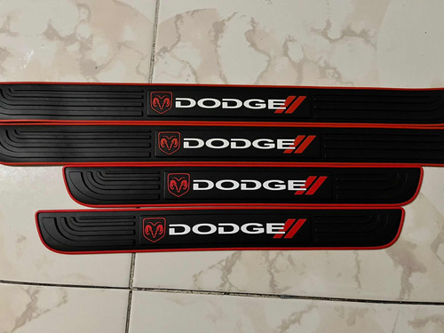 Embellecedor De Estribos De Dodge En Hule Foto 3