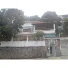 Se Vende Casa Para Remodelar En La Urbanización Las Palmas, Parte Alta Muy Exclusiva! 