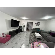 Casa En Venta, Muy Bien Ubicada