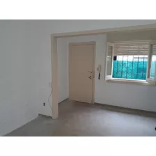 Apartamento Interior Muy Bien Ubicado, A 4 Cuadras Rambla, 1/2 De 21 De Setiembre Y 1 Y Media Del Parque Biarritz. Excelente Locomoción