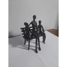 Escultura De Aço Pintado Mãe E Filhos No Banco Antigo 