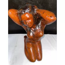 Escultura De Mujer Forrada En Piel