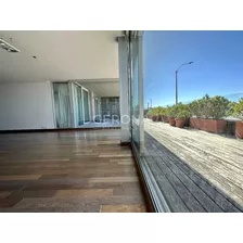 Apartamento En Venta Frente Al Mar De 2 Dormitorios Y Servicio. 204 Metros Totales Y Garajes.