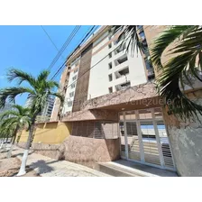 En Venta Comodo Y Amplio Apartamento En Los Corales #24-23141