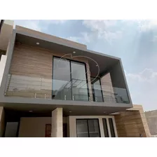 Casa En Venta En Moncayo, Zona Esmeralda Con Acabados De Lujo