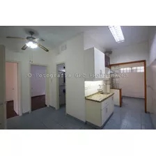 Venta De Apartamento De Dos Dormitorios En Tres Cruces Con Entrada Independiente Y Patio.