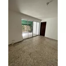 Vendo Casa La Castellana Solar 499.88 Metros Tres Hab 2.5 Ba