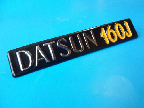 Emblema Datsun 160 J Amarillo Metalico Auto Clasico 160j Foto 4