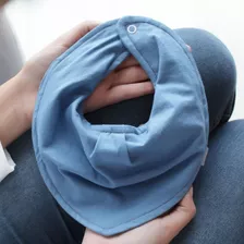 Babador Bandana Impermeável Com Regulagem Malha Liso Cor Azul Bebê