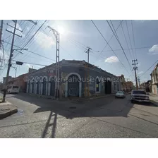 Excelente Local Comercial Con Galpón En Pleno Centro De Valencia, Goza De Una Excelente Ubicación, Zona Activa, Céntrica Y Comercial.