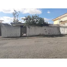 Maria Vergara Vende: 23-23084 Excelente Propiedad Para Remodelar En Cumbres De Curumo, 4 Niveles, Amplios Espacios Y Jardín. 