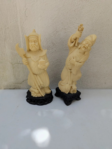 Antiguo Par De Esculturas Orientales Resina Tipo Marfil Suela
