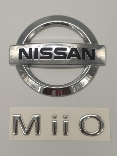 Foto de Nissan Tiida Miio Emblemas Traseros 