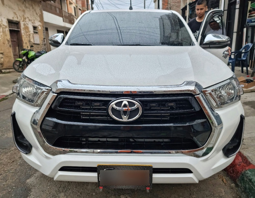 Persiana Cromada Toyota Hilux 2021 - 2023 Foto 2