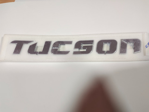 Emblema Tucson De Hyundai Color Plateado Foto 2