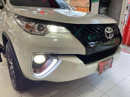 Persiana Lexus Trd Shinning Black Toyota Fortuner 2017-2020 Foto 7